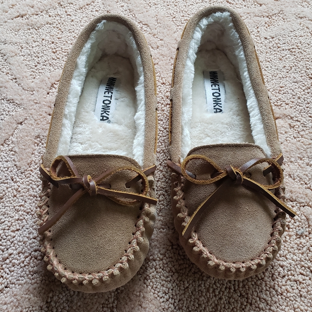 Minnetonka Moccasin Slippers "Cally" Size 6.5